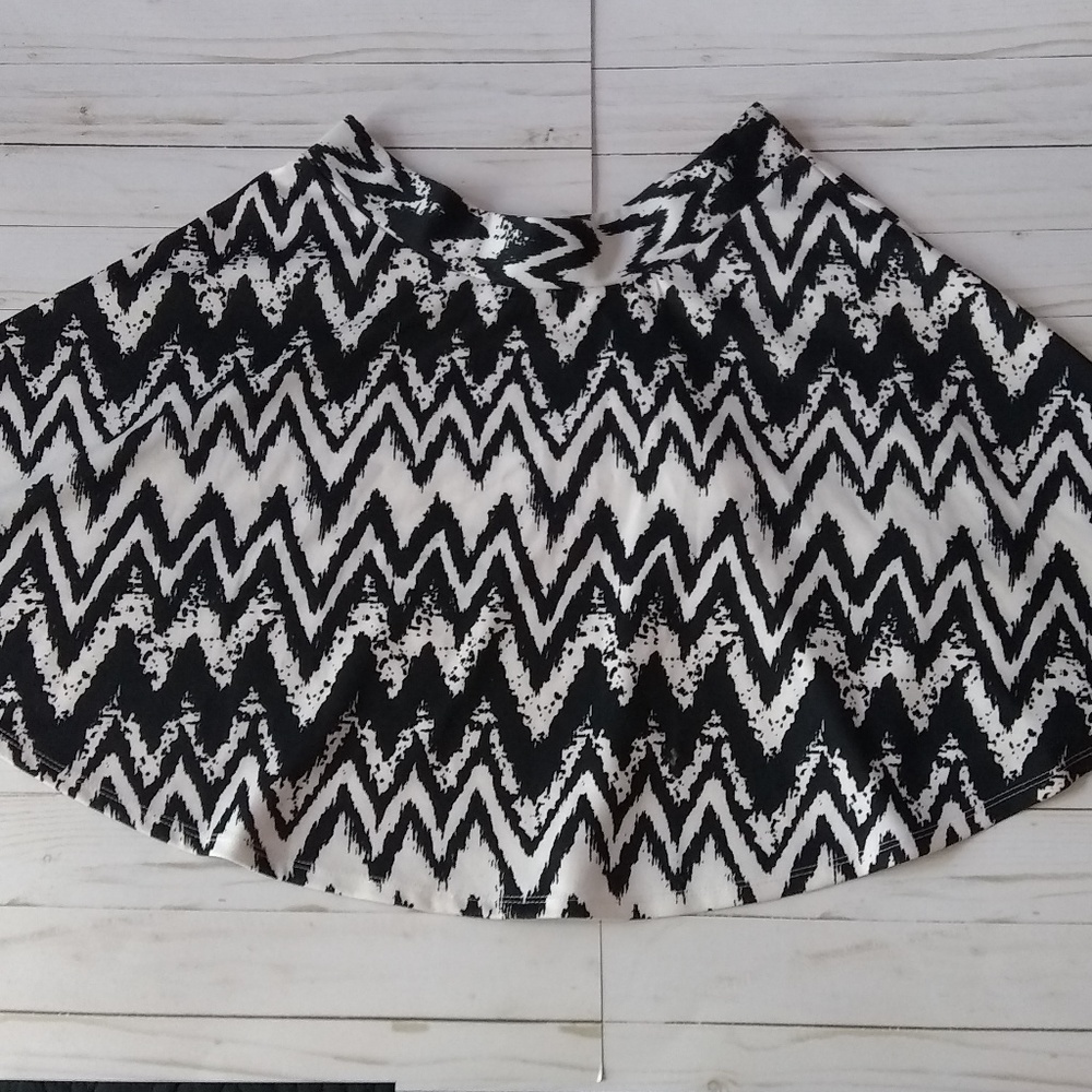 Black and White Zigzag skater skirt, Juniors large